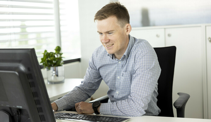 Mann som jobber med data
