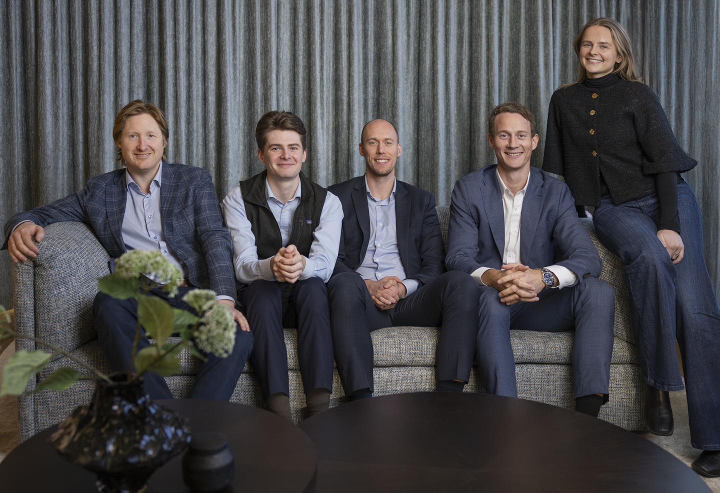 Teamet som har utført ringvirksanalyse sitter på en sofa og gliser til kameraet.