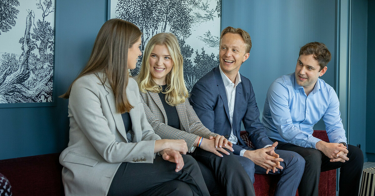 Management trainees som sitter på sofa og ser lykkelige ut hos BDO
