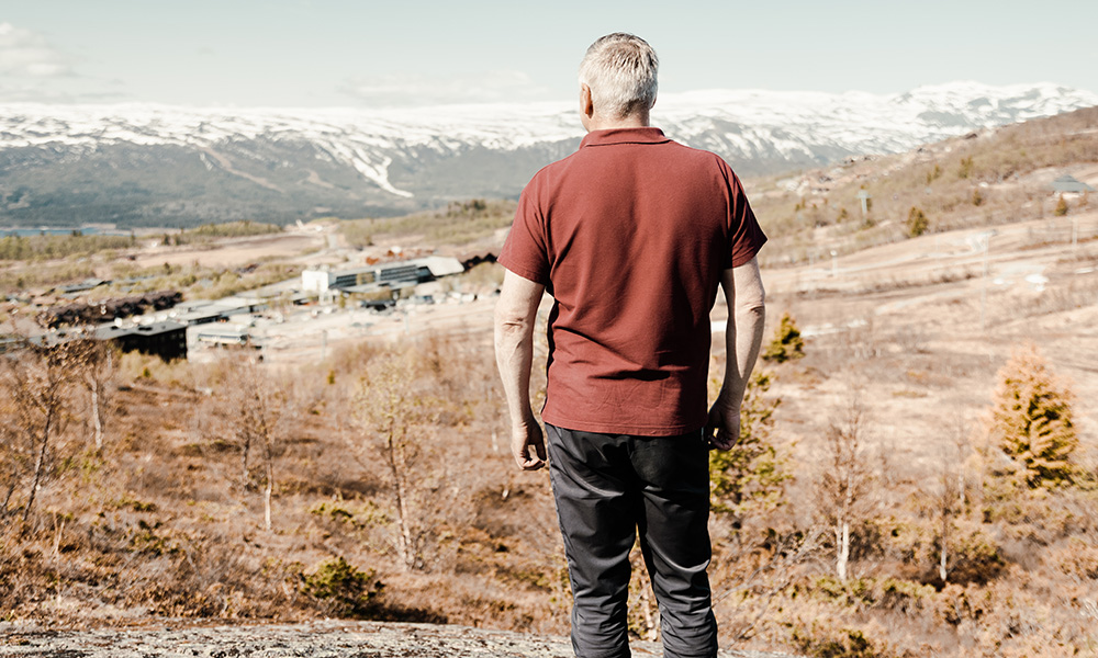 Mann ser ut over Beitostølen